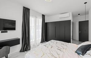 une chambre avec un lit et une grande fenêtre dans l'établissement 3 Bedroom Gorgeous Home In Sorici, à Šorići