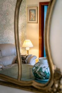 a mirror reflection of a living room with a lamp at Palazzo San Luca in Venice