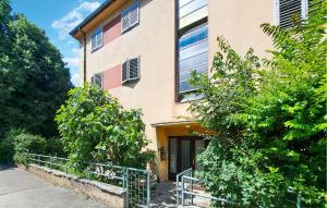 un edificio con árboles delante en Cozy Apartment In Pula With Wifi, en Pula