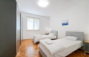 una habitación con dos camas y una ventana en Cozy Apartment In Pula With Wifi, en Pula 12 fotos más