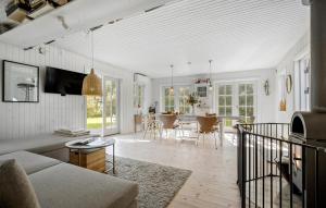 Μια τηλεόραση ή/και κέντρο ψυχαγωγίας στο Pet Friendly Home In Sjællands Odde