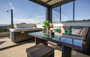 Una sala de estar con un sofá y una mesa en un balcón. en 3 Bedroom Awesome Apartment In Kozino, en Kožino