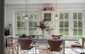 Χώρος καθιστικού στο Pet Friendly Home In Sjællands Odde