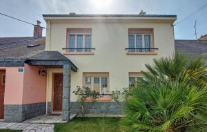a white house with two windows and a door at 3 Bedroom Awesome Home In Riantec in Riantec