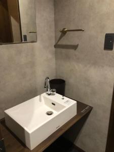 長崎市にあるHotel Nagasaki Stationのバスルーム(白い洗面台、鏡付)
