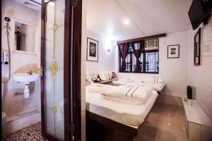 bagno con 2 letti, lavandino e doccia di Comfort Guest House - C and E a Hong Kong