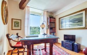 ピエーヴェ・リーグレにある1 Bedroom Nice Home In Pieve Ligureのデスクと窓のあるホームオフィス