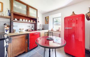 Η κουζίνα ή μικρή κουζίνα στο Beautiful Home In Bourg Lastic