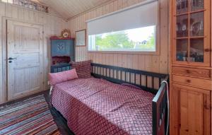 En eller flere senge i et værelse på 2 Bedroom Gorgeous Home In Sjusjøen