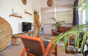 ein Wohnzimmer mit Sofa und Fernseher in der Unterkunft 3 Bedroom Stunning Home In Arles in Arles