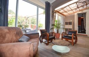 ein Wohnzimmer mit Ledermöbeln und großen Fenstern in der Unterkunft 3 Bedroom Stunning Home In Arles in Arles + 25 Fotos