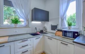 Η κουζίνα ή μικρή κουζίνα στο Cozy Apt With Private Terrace