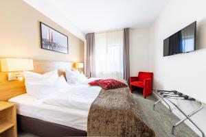 Uma TV ou centro de entretenimento em Maingau Hotel