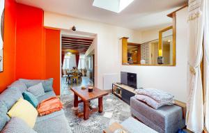un soggiorno con un divano e un tavolo di Nice Home In Neuville-Sous-Montreuil a Neuville-sous-Montreuil