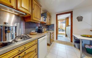 una cucina con lavello e fornello forno superiore di Nice Home In Neuville-Sous-Montreuil a Neuville-sous-Montreuil
