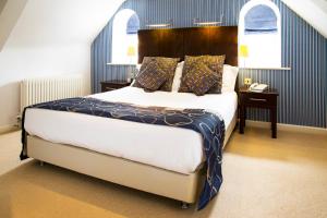 1 dormitorio con 1 cama grande y escritorio en Lanes Hotel en Yeovil