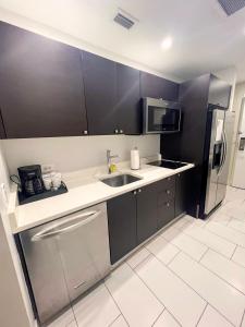 una cocina con fregadero y refrigerador en Doral Pool 1107 by Wave Properties, en Miami 18 fotos más