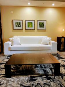 Sala de estar con sofá blanco y mesa de centro en Doral Pool 1107 by Wave Properties, en Miami