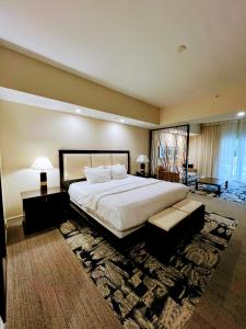 Un dormitorio grande con una cama grande y una alfombra. en Doral Pool 1107 by Wave Properties, en Miami