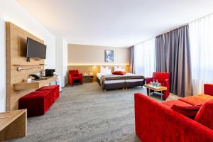 Uma TV ou centro de entretenimento em Maingau Hotel