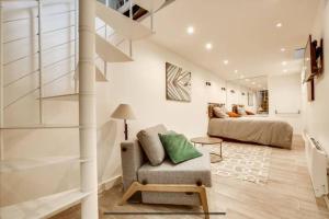 a living room with a couch and a bed in a room at 03 Tour Eiffel Appartement pour 7 personnes in Paris