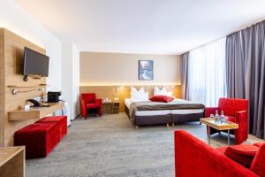 Uma TV ou centro de entretenimento em Maingau Hotel