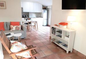 salon z kanapą i stołem w obiekcie alaia apartamento w mieście Zarautz