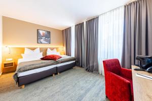 Cama ou camas em um quarto em Maingau Hotel