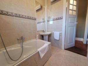 un bagno con vasca e lavandino di A Casa do Escritor a Vila do Conde Altre 35 foto