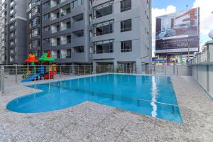une grande piscine bleue devant un immeuble dans l'établissement Nyumbani Oasis - Tastefully Furnished Three Bedroom Apartment In Kilimani, à Nairobi