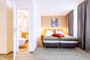 Cama ou camas em um quarto em Maingau Hotel