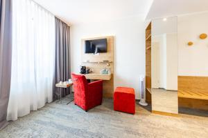 Uma TV ou centro de entretenimento em Maingau Hotel