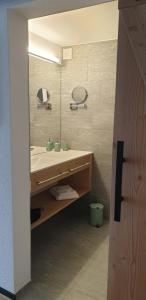 Appart Hotel Pitschonia Self Check-In的一间浴室