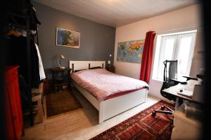 a bedroom with a bed and a window at la petite maison pour deux in Cité de Beauregard