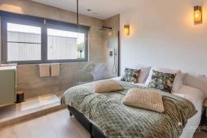 Postel nebo postele na pokoji v ubytování Lodge 4 you gite de luxe pour 4 personnes + 14 fotografií