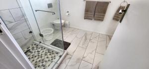 Ένα μπάνιο στο Blue Bay Cottage - sleeps 2