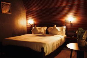 Giường trong phòng chung tại Leela's 7th Heaven Resort & Spa +2 ảnh