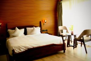 une chambre avec un lit, une table et une fenêtre dans l'établissement Leela's 7th Heaven Resort & Spa, à Turcunapulli 2 autres photos