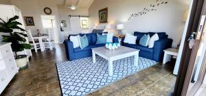 Χώρος καθιστικού στο Blue Bay Cottage - sleeps 2