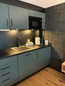 Appart Hotel Pitschonia Self Check-In的厨房或小厨房