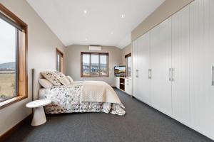 Letto o letti in una camera di Studio Nestled in Ridgecrest