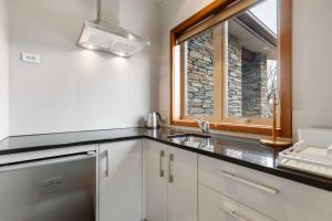 una cucina con un lavandino e una finestra di Studio Nestled in Ridgecrest a Wanaka