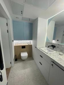 Ένα μπάνιο στο Blue Waves Apartament Trzęsacz z podgrzewanym basenem