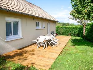 drewniany taras z krzesłami i dom w obiekcie Le Petit Saule - Gîte entre Beauval et Chenonceau w mieście Faverolles-sur-Cher