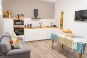 a kitchen with a couch and a table in a room at Casa Mirella in Cavallino-Treporti