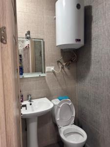 AngisaにあるGood Homeのトイレと洗面台のある小さなバスルーム