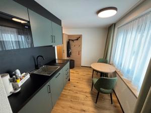 Kuchyň nebo kuchyňský kout v ubytování Appart Hotel Pitschonia Self Check-In