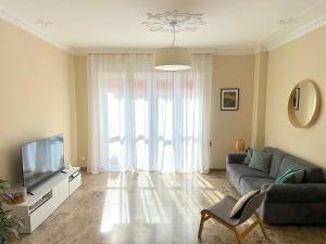 a living room with a couch and a television at Appartamento del Palio in Asti