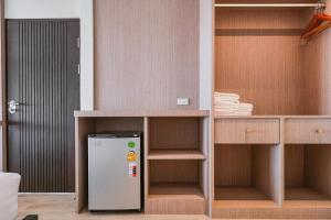 a kitchen with a refrigerator in a room at Cape and Sea Resort in Ban Boet