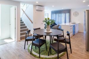 a dining room and kitchen with a table and chairs at Park and Stay 4BR Townhouse near Avon River in Linwood +28 photos